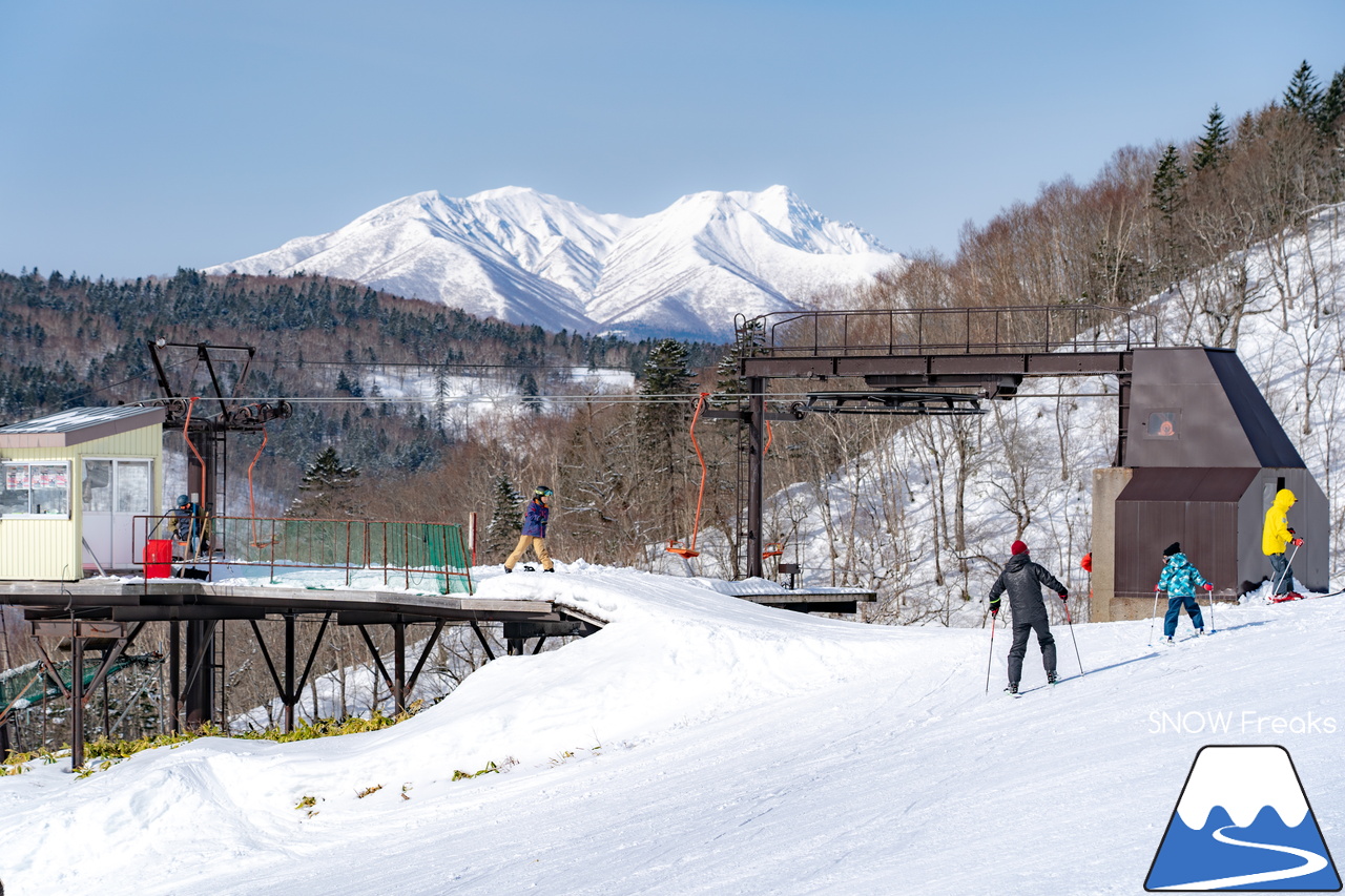 標津町営金山スキー場｜流氷の向こう側には国後島。景色もコースも、楽しすぎる日本最東端のローカルゲレンデ！